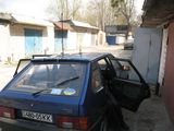 HF and UHF antennas on the car