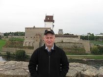RN1CW against the background Narva Fortress (ES)